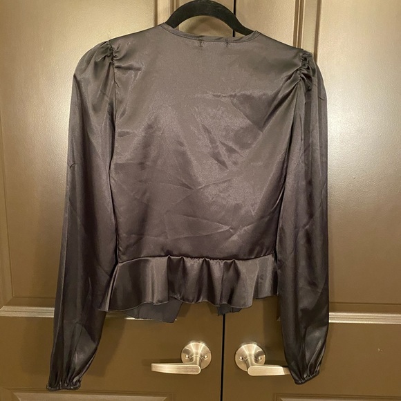 PrettyLittleThing Black Satin Peplum top - Picture 4 of 8